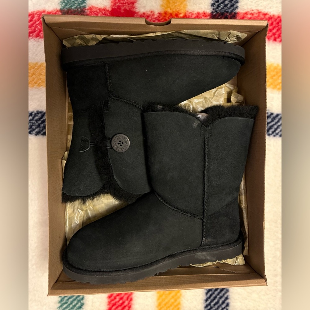🖤🖤 UGGS Classic Black Bailey Button 🖤🖤